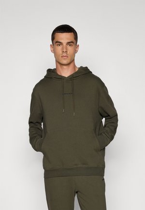 Olijfgroene hoodie van katoenmix, met een voorzak, trekkoordkap en een klein logo op de borst. Glad textuur.