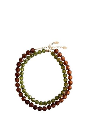 Deux colliers de perles avec des perles rondes facettées en vert olive et brun ambre, chacun avec une chaîne rallonge et un fermoir de couleur dorée.