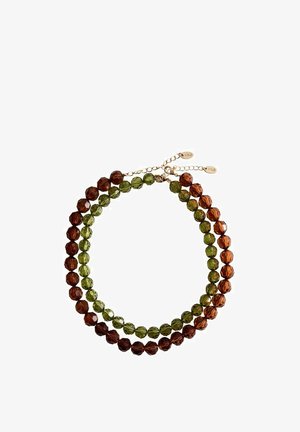 Deux colliers de perles avec des perles rondes facettées en vert olive et brun ambre, chacun avec une chaîne rallonge et un fermoir de couleur dorée.