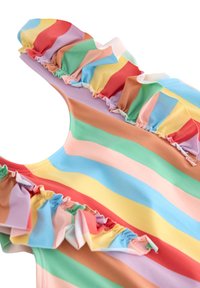 Farverig stribet badedragt med flæsekanter. Har lodrette striber i pink, grøn, blå og orange med en glat tekstur.