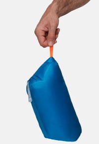 Zaino blu, leggero, di forma geometrica, con una texture liscia, un'etichetta arancione e una chiusura a zip.