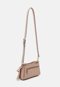 Petit sac bandoulière beige embossé de logos, poche zippée à l'avant, ferrures dorées et sangle d'épaule réglable.