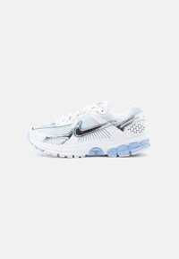 Wybrany, white/metallic silver-coloured/aluminum/football grey/black