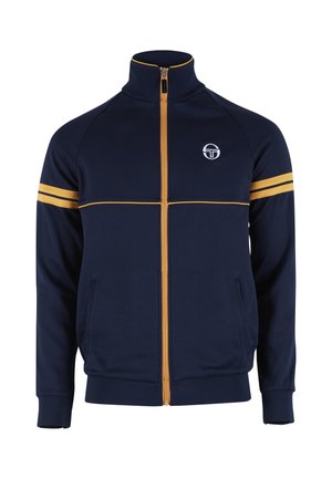 Tengerészkék futó dzseki sárga cipzárral, sárga csíkokkal az ujjakon, mellkasi logóval, magas gallérral és oldalzsebekkel.