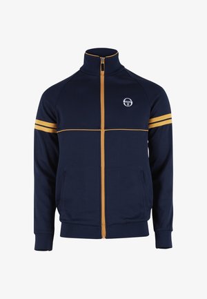 Tengerészkék futó dzseki sárga cipzárral, sárga csíkokkal az ujjakon, mellkasi logóval, magas gallérral és oldalzsebekkel.