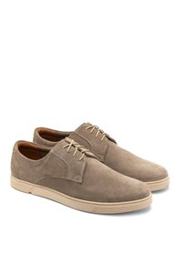 Graue Wildlederschuhe mit glatter Textur, runder Spitze und flacher beiger Gummisohle. Sie verfügen über ein klassisches Schnürdesign und dezente Steppdetails.