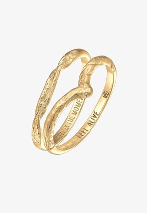 Goldring mit einem strukturierten, verflochtenen Design. Die eingravierten Innenflächen tragen die Inschriften "LEBE IM MOMENT" und "FÜHL DICH LEBENDIG".