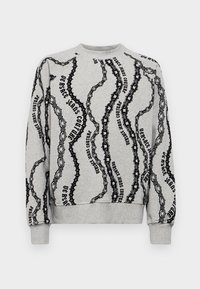 Sudadera gris con patrón de texto y cadena negra, cuello redondo, puños y dobladillo de canalé, textura de tela suave. Diseño casual, corte intermedio.