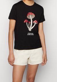 Camiseta negra de algodón con un corte ajustado, que presenta un diseño de setas rojas y blancas y el texto "FUNGING AWESOME" debajo.