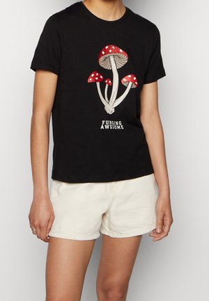 T-shirt nera in cotone con una vestibilità slim, caratterizzata da una grafica di funghi rossi e bianchi con il testo "FUNGING AWESOME" sottostante.