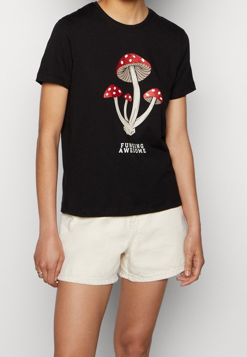 Camiseta negra de algodón con un corte ajustado, que presenta un diseño de setas rojas y blancas y el texto "FUNGING AWESOME" debajo.