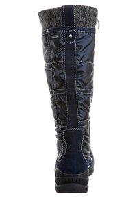 Botte d'hiver à hauteur de genoux en matériau bleu foncé brillant avec un design matelassé, bord en tricot gris en haut et semelle texturée.