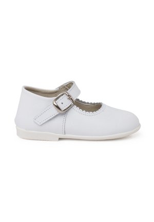 Chaussure pour enfants de style Mary Jane en cuir blanc avec bord festonné et bride à boucle argentée sur fond blanc.
