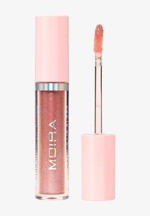 Tube de brillant à lèvres avec un capuchon rose clair et un brillant or rose scintillant, l'applicateur retiré et enduit de produit.