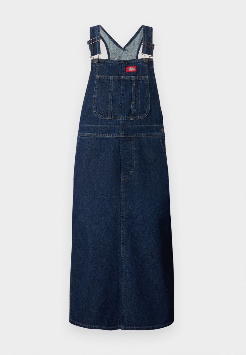 Dunkelblaues Jeans-Latzkleid mit verstellbaren Schulterriemen, vorderer Brusttasche mit kleinem rotem Logopatch und seitlichen Knopfverschlüssen.