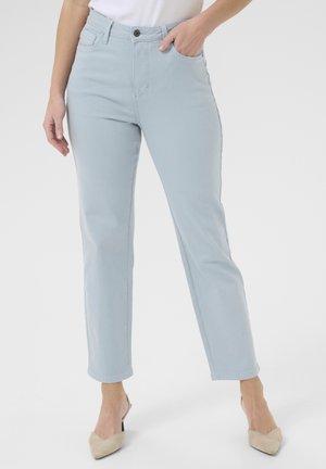 Jean bleu clair à taille haute, design à cinq poches et coupe droite. Équipé d'une fermeture à bouton et d'une texture subtile.