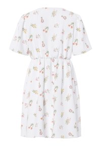 Λευκό κοντομάνικο φόρεμα με ελαστική μέση, διακοσμημένο με μικρό ροζ, κίτρινο και πορτοκαλί λουλουδάτο μοτίβο κατανεμημένο ομοιόμορφα.
