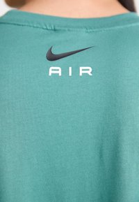 Nike Sportswear AIR GRAPHIC TEE - Marškinėliai su spaudiniu - bicoastal