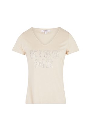 T-shirt crème à manches courtes avec un col en V, arborant le texte "KISS ME" orné de strass. Tissu lisse et coupe décontractée.