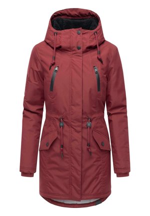 Maroon geïsoleerde winterjas met capuchon, verstelbare trekkoorden, zwarte ritszakken en drukknoopaccenten. Stijlvolle textuur.