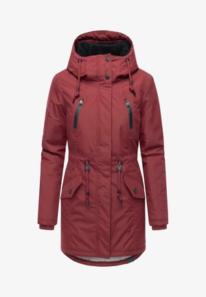 Maroon geïsoleerde winterjas met capuchon, verstelbare trekkoorden, zwarte ritszakken en drukknoopaccenten. Stijlvolle textuur.