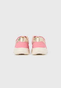 Ροζ αθλητικά παπούτσια με χρυσή λεπτομέρεια στη φτέρνα, με υφασμάτινο πλέγμα και παχύ, μαλακό κρεμαστό πάτο.