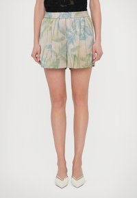 Lichte beige shorts met groene en blauwe palmbladsymboolpatronen. Voorzien van een elastische tailleband en geplooid ontwerp, geschikt voor casual wear.