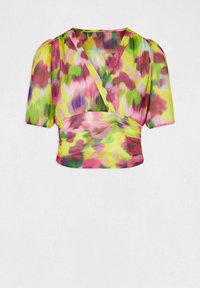 Blouse colorée courte avec des manches bouffantes courtes, présentant un motif floral vibrant dans des tons de rose, vert, jaune et violet, fabriquée à partir d'un tissu léger.