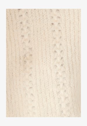 Zacht crèmekleurig gebreid stof met verhoogde, gestructureerde patronen en een pluizig oppervlak, met gedetailleerde steken die verfijnd vakmanschap tonen.