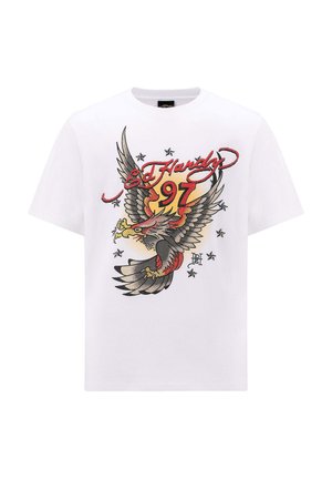 Hvid bomulds T-shirt med et stort, farverigt ørne-graphik med vinger, teksten "Ed Hardy 97" og stjernesymboler i sort og rødt.