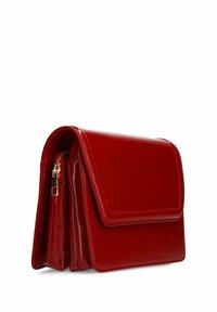 Rote Leder-Crossbody-Tasche mit einem umklappbaren Deckel, goldfarbener Hardware und einer glatten, glänzenden Oberfläche. Mit Reißverschlusstasche auf einer Seite.