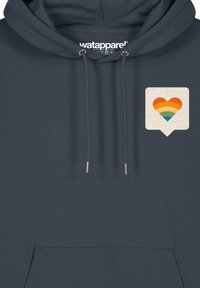 Marineblauwe hoodie met een zachte textuur, trekkoorden met metalen punten en een grafische harticoon in een regenboogverloop op de voorkant.