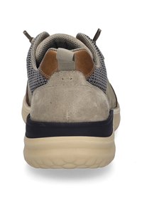 Světlé šedé tenisky z síťovaného a semišového materiálu, zaoblený tvar, kontrastní hnědé akcenty, polstrovaný límec a tlumená, texturovaná podrážka.