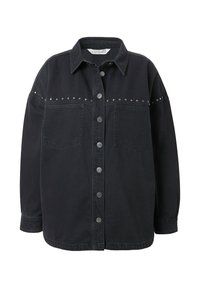Giubbotto in denim nero con borchie argentate lungo le spalle, due tasche sul petto e chiusura con bottoni. Maniche lunghe, vestibilità morbida.