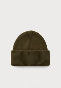 Bonnet tricoté vert foncé avec un revers, présenté à plat sur un fond blanc.