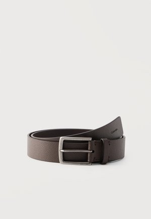 Cintura in pelle marrone scuro con trama, arrotolata con una fibbia rettangolare argentata su sfondo bianco.