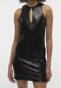 Schwarzes Paillettenkleid mit hohem Ausschnitt und Schlüssel-Loch-Ausschnitt, das eine figurbetonte Passform und eine glatte, glanzvolle Textur aufweist.