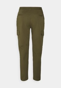 Olivgröna cargobyxor med rak passform, två sidofickor och två bakfickor med klaffar. Tyget verkar slätt med minimal textur.