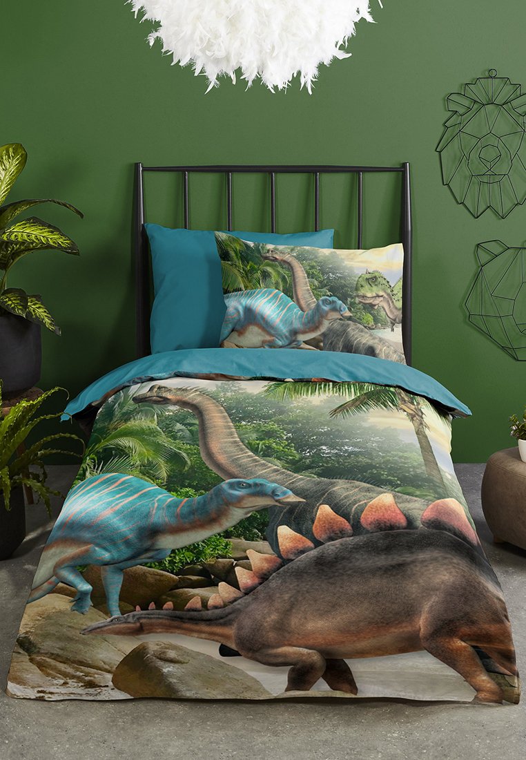 Dinosaurier-Themen Bettwäsche-Set in lebendigen Blau-, Braun- und Grüntönen, das detaillierte Illustrationen von zwei Dinosauriern in einer Dschungelumgebung zeigt.