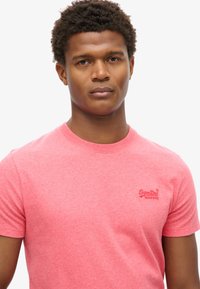 Rød lyng crew neck t-shirt lavet af blødt bomuld, med korte ærmer og et lille broderet logo på venstre bryst.