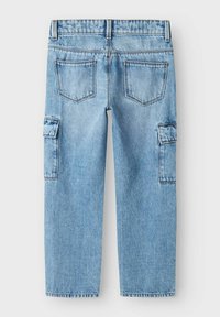 Pantaloni cargo in denim azzurro chiaro con taglio dritto, due tasche laterali e due tasche posteriori con dettagli di cucitura visibili.