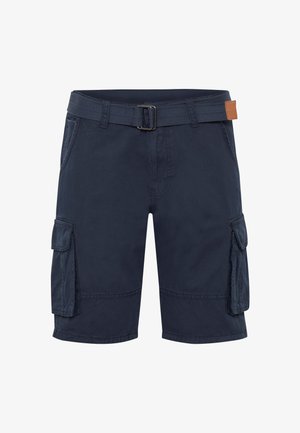 Marineblå cargo shorts med flere lommer og et matchende bælte med en metalspænde og en lille brun lap.