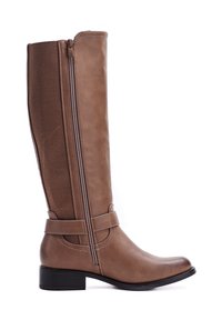Bota marrón hasta la rodilla hecha de cuero suave con paneles laterales elásticos, cierre de cremallera y un tacón bajo y cuadrado. Presenta correas decorativas.