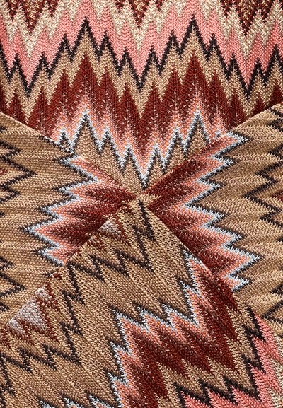 Υφαντό ύφασμα με ζιγκζαγκ μοτίβο σε αποχρώσεις καφέ, ροζ και μαύρου. Διαθέτει υφή από νήματα που προσδίδουν πλούσια εμφάνιση και αίσθηση.