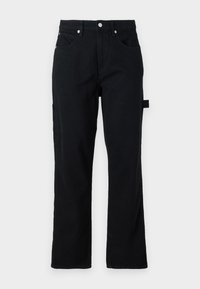 Pantalones negros de pierna recta con bolsillos frontales y laterales, trabillas para cinturón y cierre de botón y cremallera.