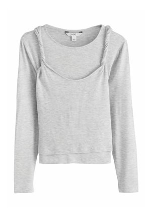 Haut gris clair à manches longues avec un col dégagé en forme de scoop et un détail de bretelle torsadée sur la poitrine, fabriqué en tissu doux et extensible.