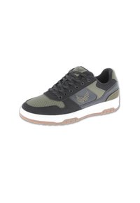 Sneaker nera e verde oliva con tomaia perforata, accenti testurizzati, suola in gomma e logo del marchio in evidenza sul lato. Design con lacci.