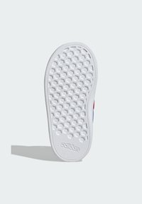 Vit sneakersula med ett strukturerat bikupemönster och en slät kant. Har präglad "adidas"-logotyp.