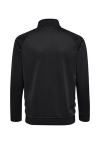 Svart sportjacka med hög krage, långa ärmar, ribbade manschetter och vita ränder längs sidorna. Slät textur med en elegant design.