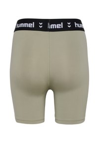 Szorty sportowe w jasnooliwkowym materiale, z szerokim czarnym pasem w talii z białym logo "hummel" i detalem w kształcie chevronu, gładka tekstura.